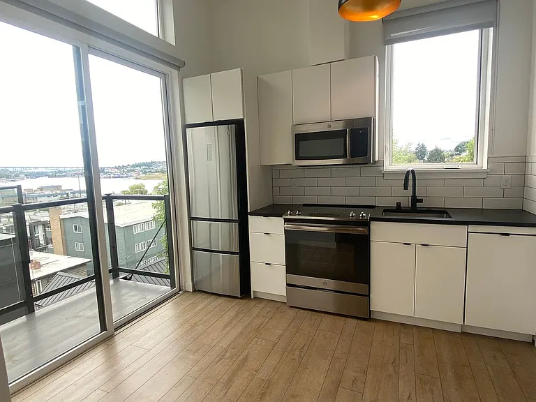 Welcome to Lakeview! - Live in Luxury & Style in the heart of Eastlake — Photo 42