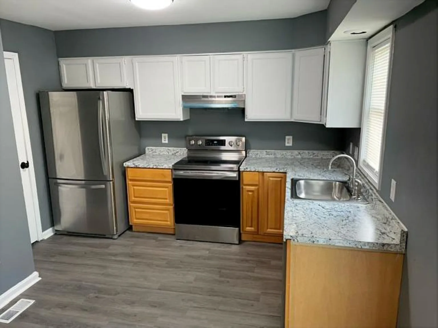 3 bed, 1.5 bath, 1080 sqft, $2,199 — Photo 3
