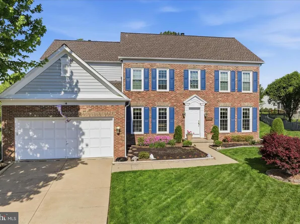 8392 Crosslake Dr, Fairfax Station, VA 22039
