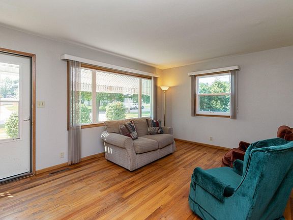 3rd image of 210 Marion St