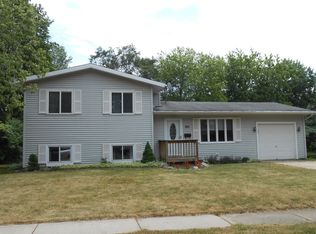 749 Sussex Ln, Crystal Lake, IL 60014