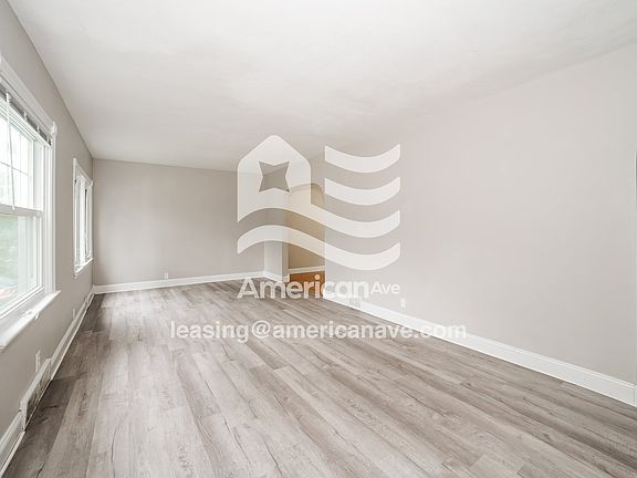 1346323_002_living_room_13960816.jpg