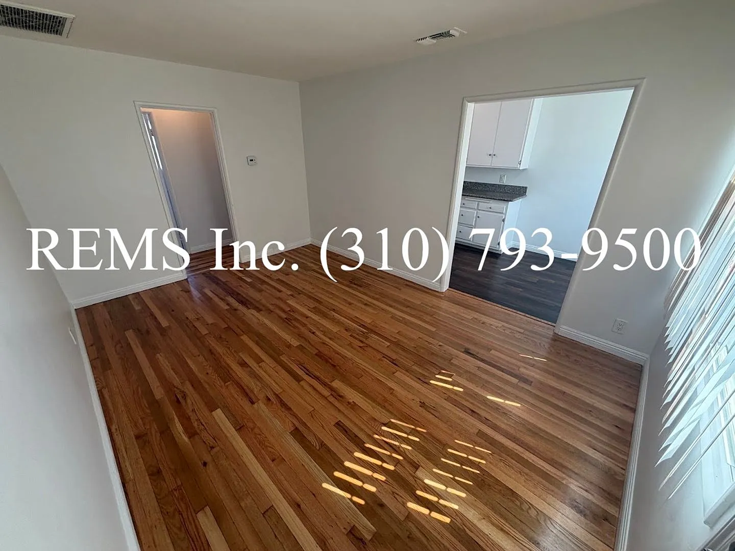 Remodeled Upstairs Apartment with A/C & Garage Parking — Photo 3
