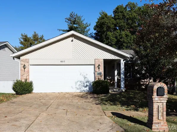 607 Rustic Valley Dr, Ballwin, MO 63021