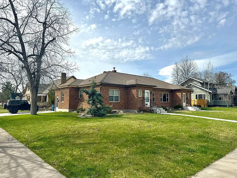 232 Hastings Ave — Photo 1