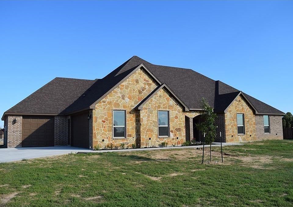 Beautiful new home on 1 acre in Brock ISD