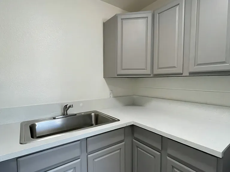 2109 N Daley St — Photo 12