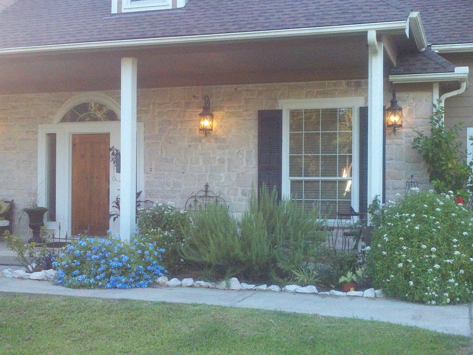 Imagine coming home to this! Limestone decorative front is very welcoming. Feels like home!