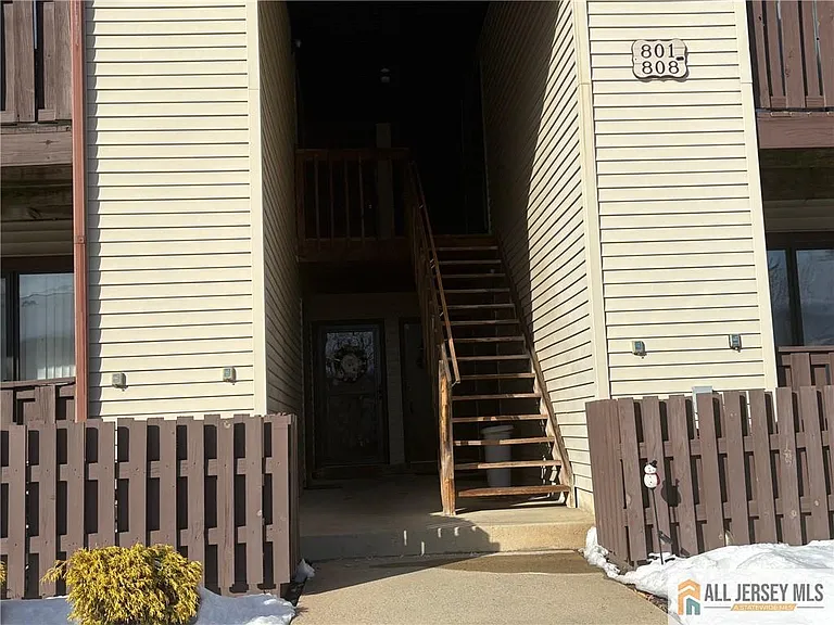802 Lindsey Ct — Photo 1