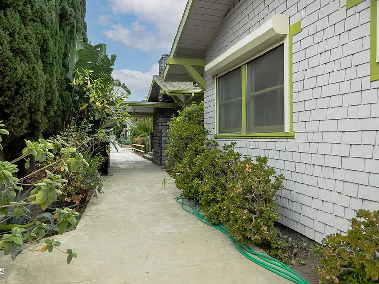 1942 N Bronson Ave — Photo 35