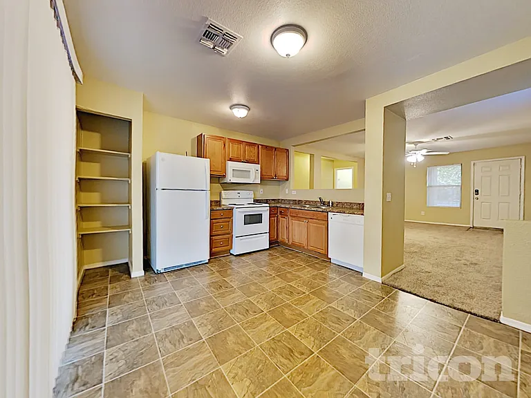 11514 W Wethersfield Rd — Photo 5