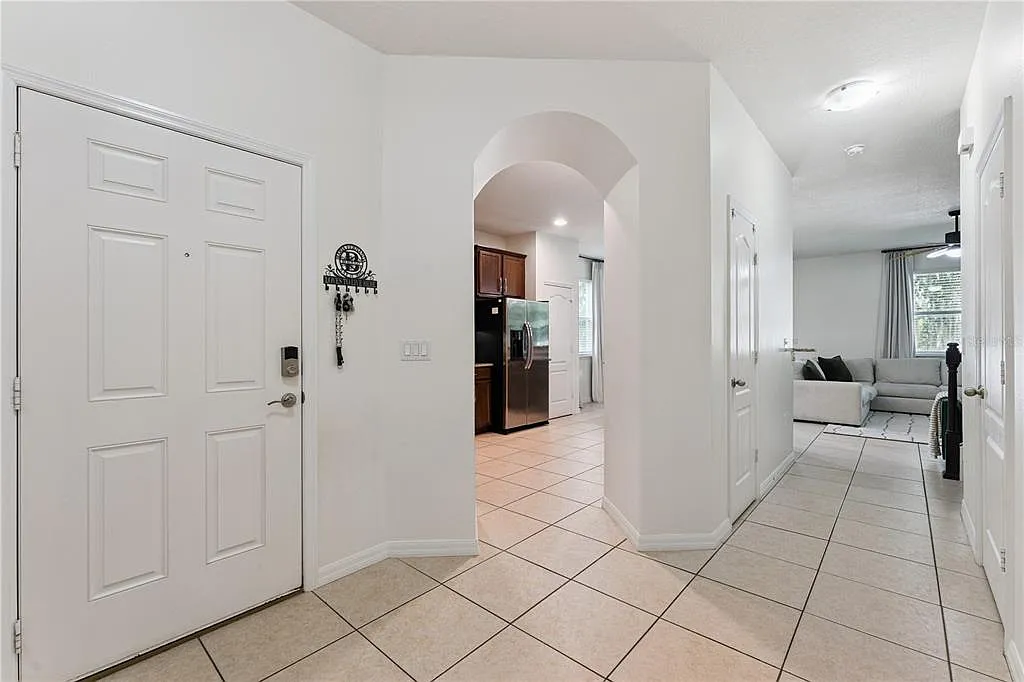 3 bed, 2.5 bath, 1701 sqft, $2,600 — Photo 3