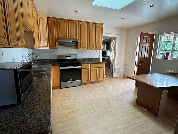 3rd image of 475 S Fair Oaks Ave
