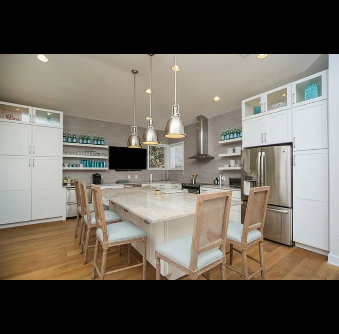 4 bed, 3.5 bath, 2700 sqft, $6,750 — Photo 4