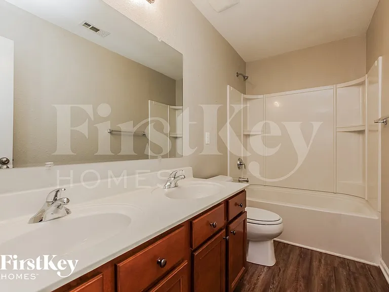 2936 Village Center Dr — Photo 9