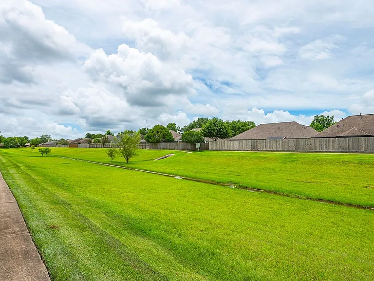 410 Live Oak Ln — Photo 15