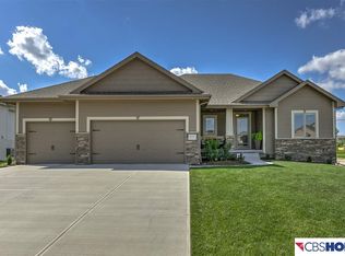 6752 Ridgewood Dr, Papillion, NE 68133