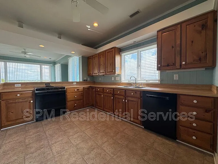 1154 Monroe Ln — Photo 9
