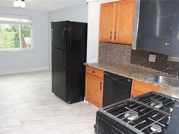 3rd image of 616 Sara Ln