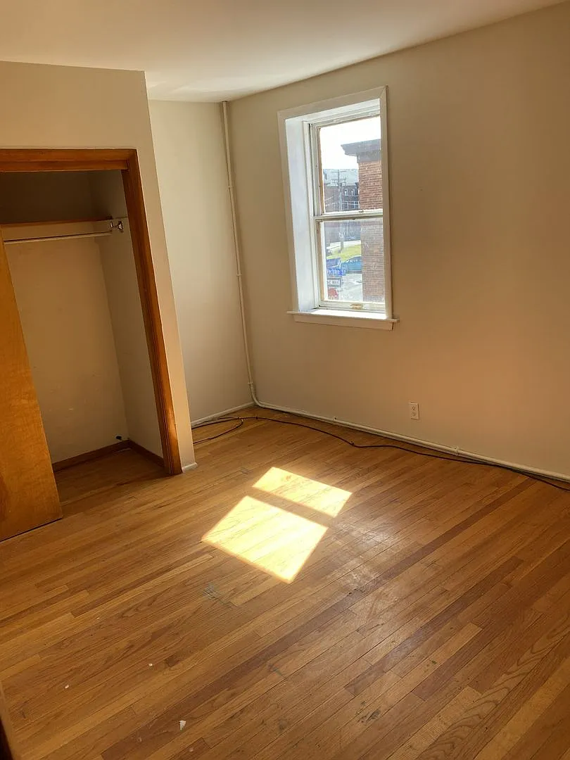 3 bed, 1.0 bath, $1,600 — Photo 4