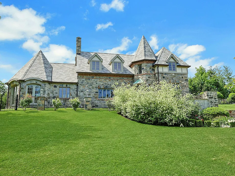 77 Deerhurst Rd