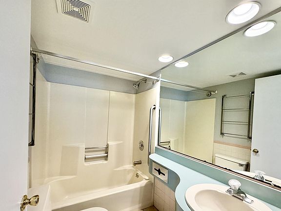 5th image of 801 E 10th St #359