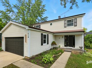 318 Exmoor Dr, Streamwood, IL 60107