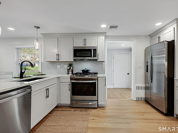 4th image of 18 Foxridge Road
