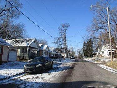 2nd image of 909 W Macqueen Ave