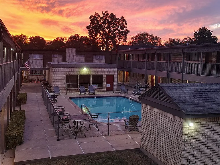 Victor South Apartments — Photo 8