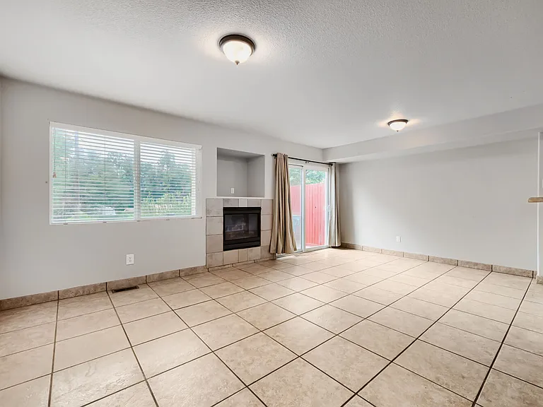 330 Graceland Grv — Photo 2