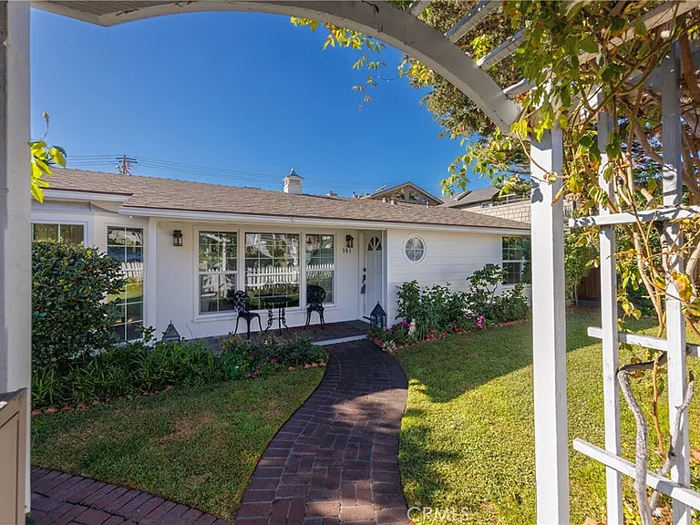 361 Cypress Dr — Photo 2