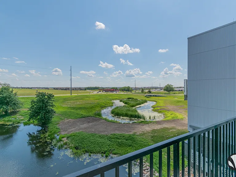 Chateau at Yankee Hill Apartments — Photo 37