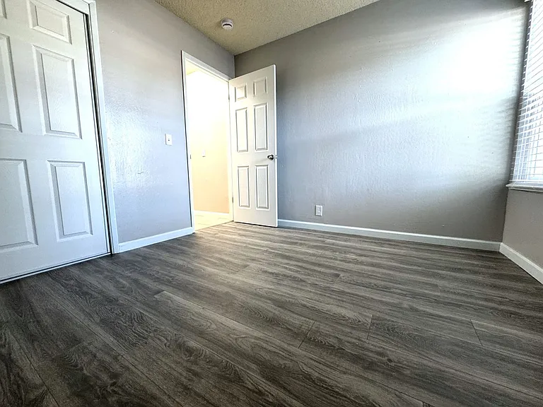 195 E Pacific Ave — Photo 15