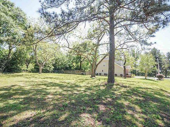 4th image of 2301 Geri Ann Ln