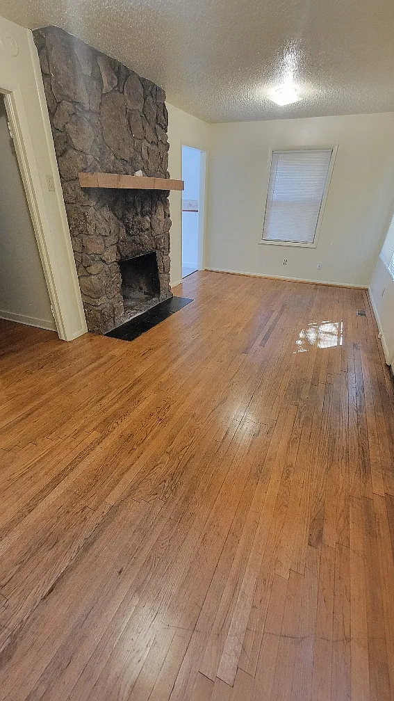 2 bed, 950 sqft, $1,600 — Photo 3