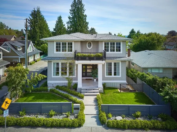 449 E 15th St, North Vancouver, BC V7L 2R9