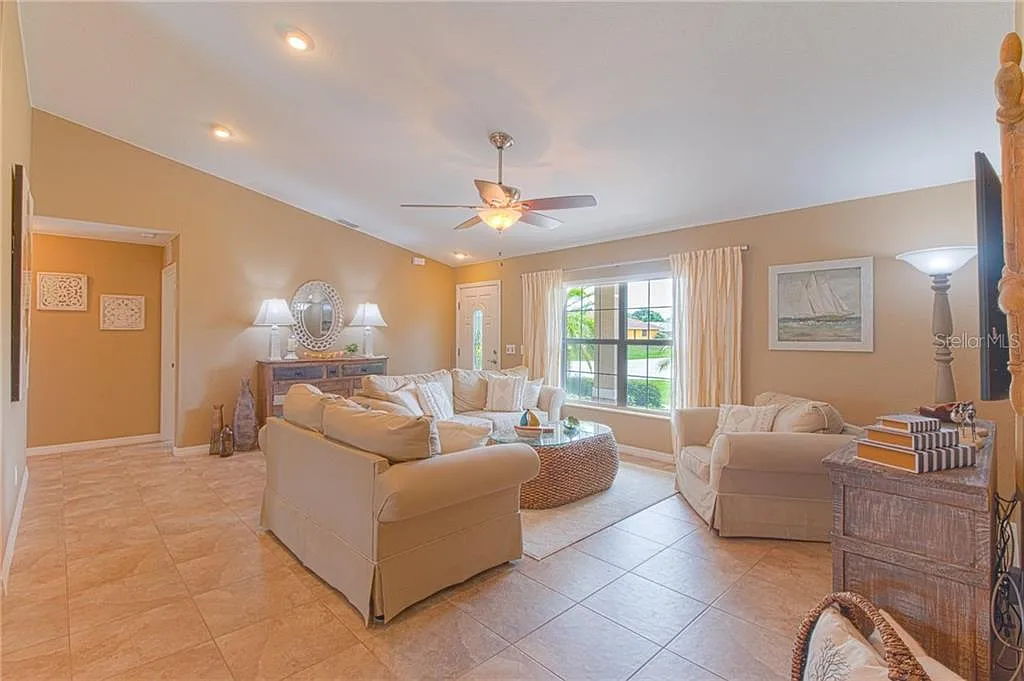 3 bed, 2.0 bath, 1702 sqft, $6,750 — Photo 2