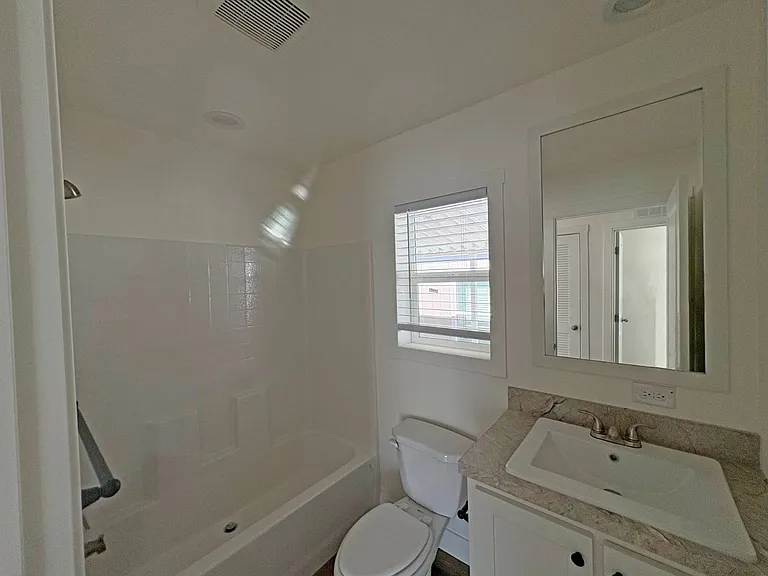 1700 State St #10 — Photo 14