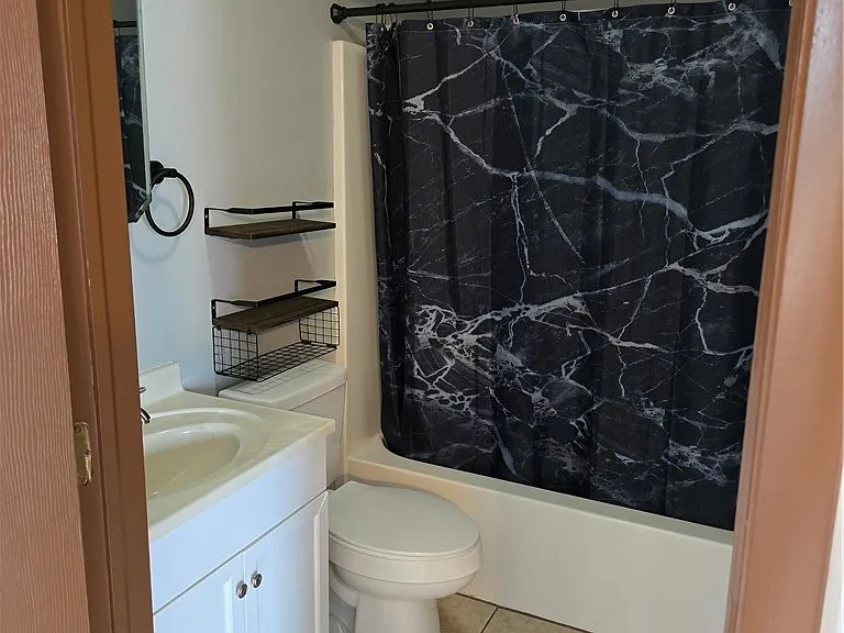 196 W Madison St #4 — Photo 8