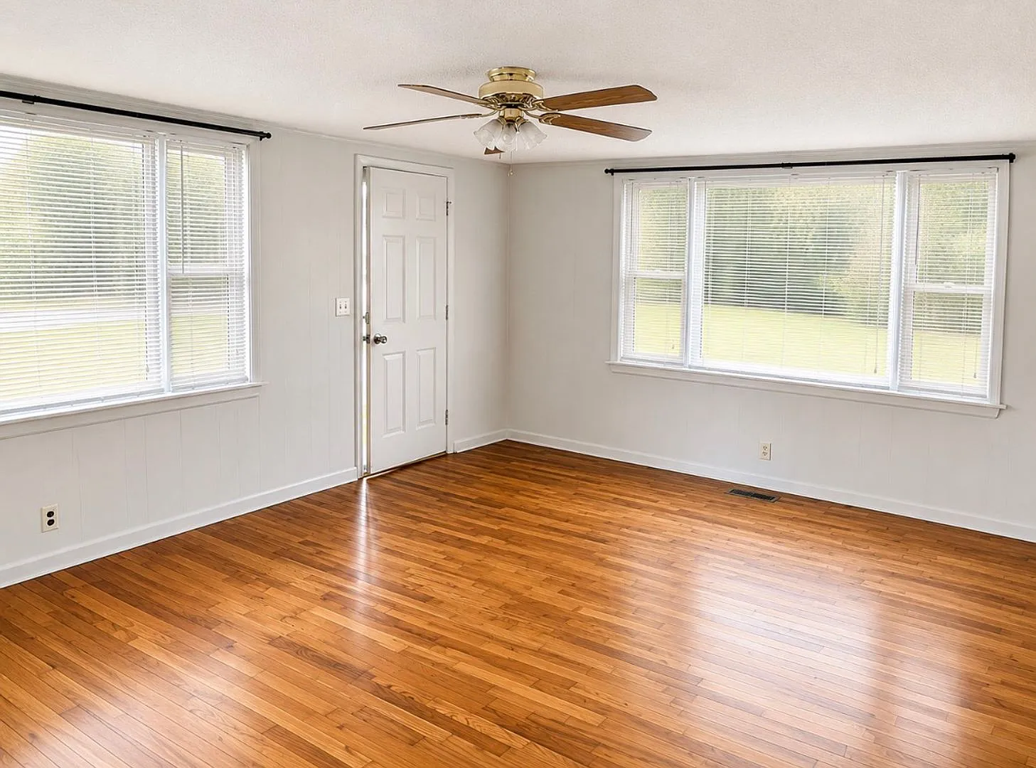 4 Bedroom, 2 Bath — Photo 4