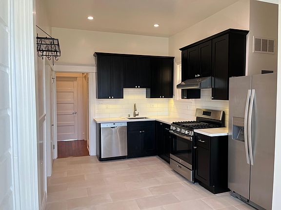 3rd image of 833 Clement St