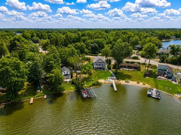 9322 Cedar Island Rd, White Lake, MI 48386