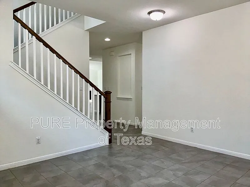 4 bed, 2.5 bath, 2878 sqft, $2,495 — Photo 4