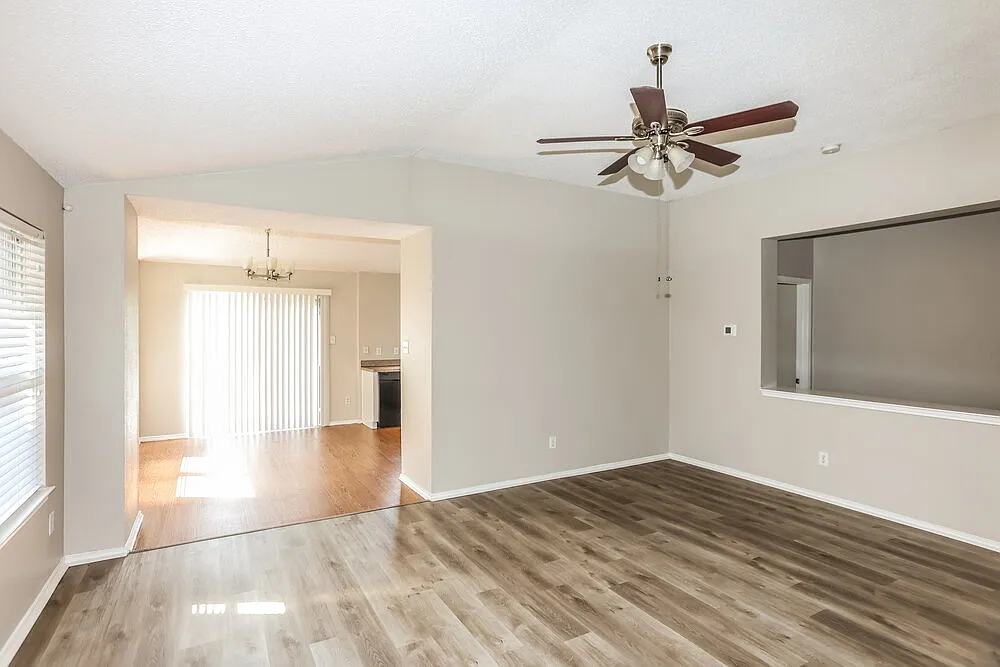 3 bed, 2.0 bath, 1572 sqft, $2,210 — Photo 4