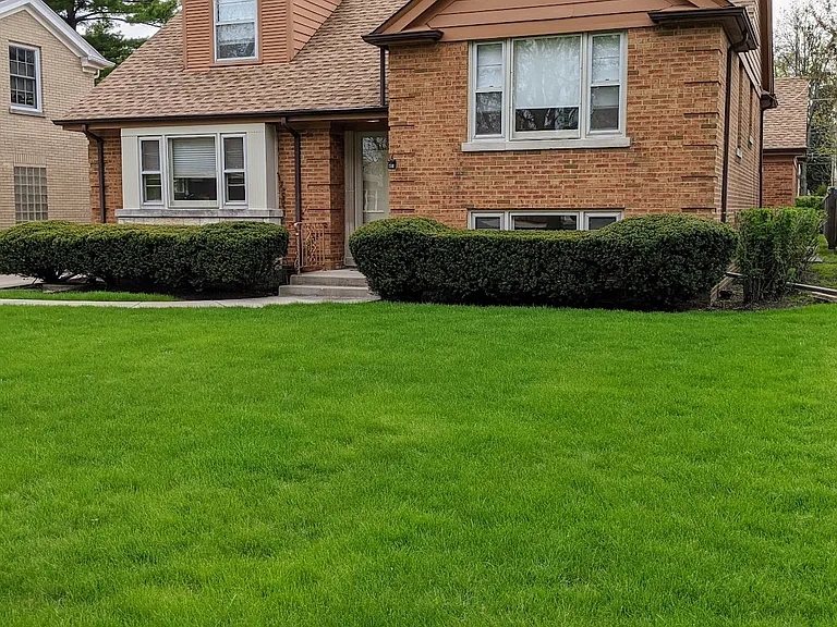 Large Front Yard, Smart Doorbells