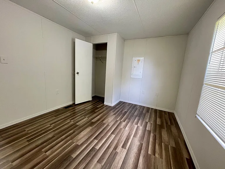 12410 Phillips Ln — Photo 9