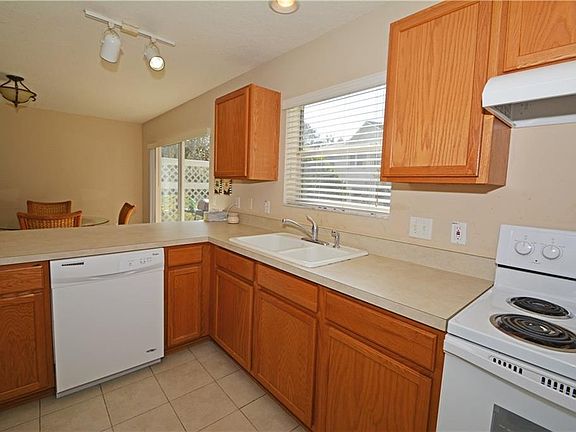 3rd image of 106 Woodknoll Pl