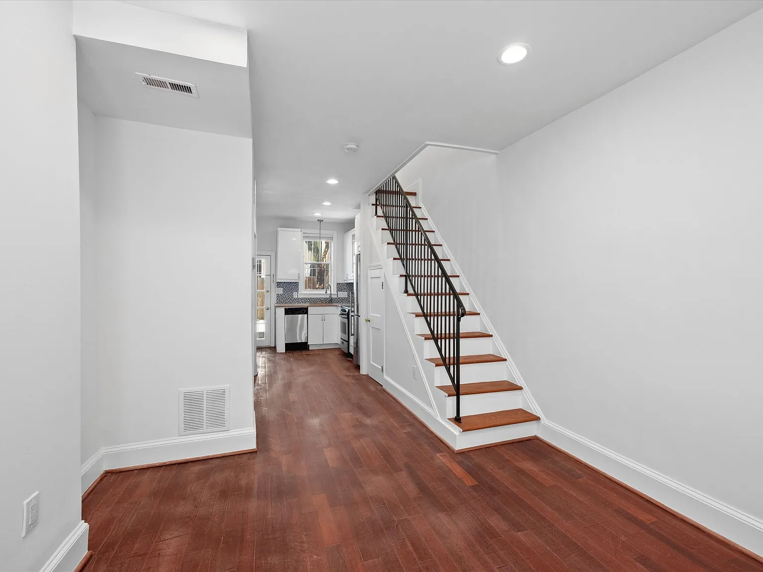2 bed, 750 sqft, $2,395 — Photo 2