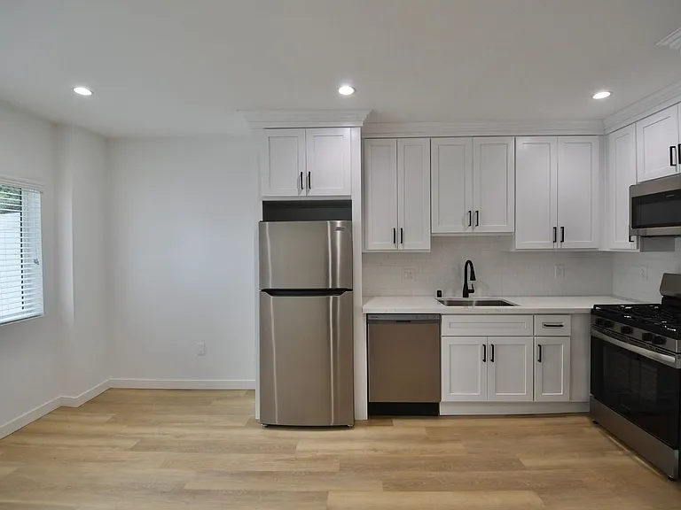 12241 Burbank Blvd — Photo 20